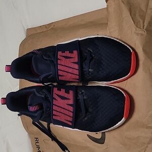 Nike running shoes 9.5 navy, pink, white. Good condition. Non- smoking home